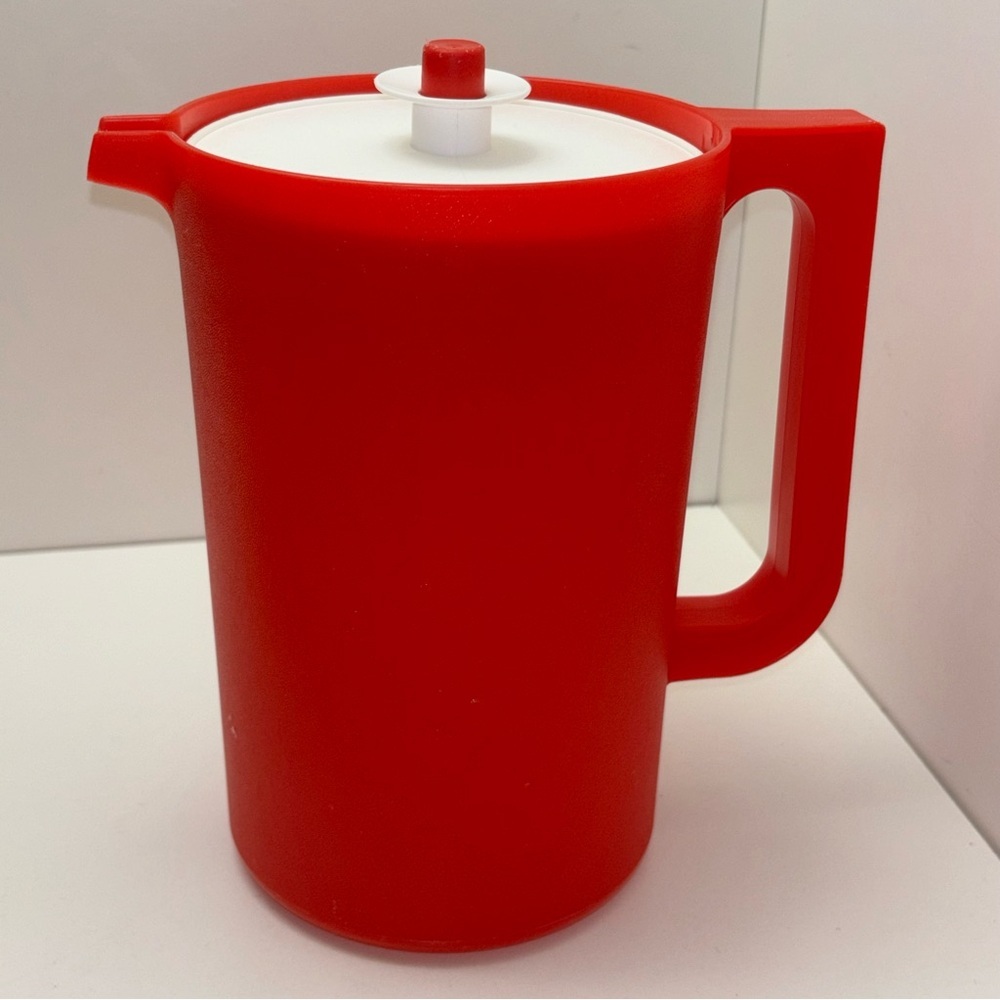 Tupperware vintage red push-button 2 L pitcher